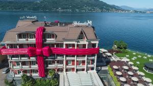 un gran edificio con un arco rosa encima en Hotel Splendid, en Baveno