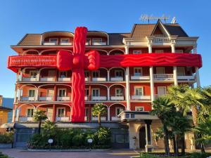 un edificio con un gran arco rojo delante de él en Hotel Splendid, en Baveno