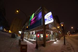 un cartello per un negozio in una strada di notte di Hotel Royal Plaza a Winnipeg