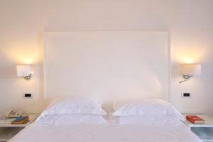 A bed or beds in a room at Hotel Bristol