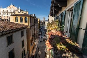 Relais Balcone di Giulietta في فيرونا: اطلالة علوية على شارع المدينة بالمباني