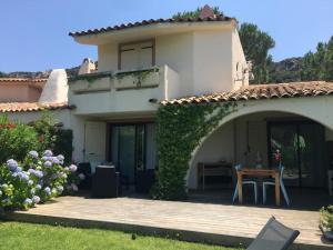 a house with an archway leading to a patio at Villa 8 au Village Marin in Porto-Vecchio