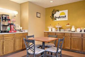 Tetera y cafetera en Days Inn by Wyndham Plainfield