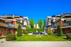 een groep gebouwen met een binnenplaats met een fontein bij Peppy Apartment & Pool in Balatonfüred