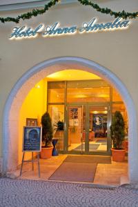 un arco frente a un edificio con una señal en Hotel Anna Amalia, en Weimar