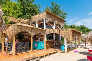 ein Resortgebäude mit einer Bar am Strand in der Unterkunft Iris Beach Hotel in Sweti Wlas