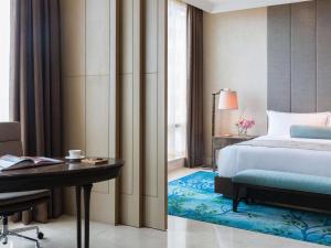 Cama ou camas em um quarto em Raffles Jakarta