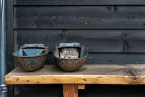 twee potten op een houten tafel bij Gieters Geluk in Giethoorn