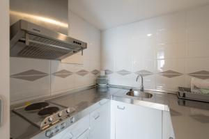 Una cocina o kitchenette en Aparthotel Atenea Barcelona