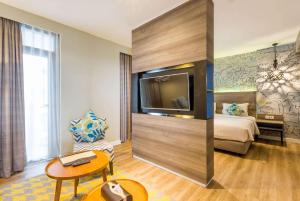 Wyndham Garden Kuta Beach Bali में टेलीविजन और/या मनोरंजन केंद्र