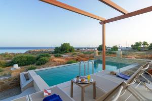 Cette villa dispose d'une piscine et offre une vue sur l'océan. dans l'établissement Athinais villa, à Paleóchora