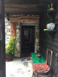 einem grünen Tisch und einem Stuhl vor einer Tür in der Unterkunft Etno House Stari mlin in Konjic