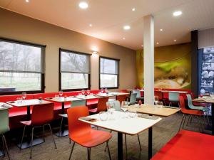 Un restaurant u otro lugar para comer en Ibis Provins