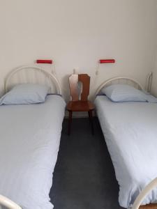 Un pat sau paturi într-o cameră la Hostel Pension Tivoli