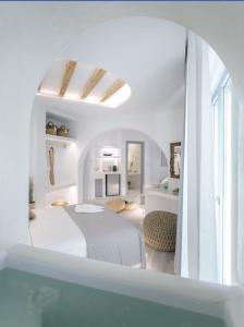 Ett kök eller pentry på Majestique of Naxos luxury suites