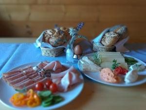 zwei Teller Essen auf einem Tisch mit Eiern und Fleisch in der Unterkunft k&k Residenz in Bad Mitterndorf