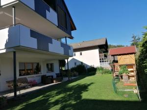 Blick auf den Hof eines Hauses in der Unterkunft Appartements Oberleiter in Olang