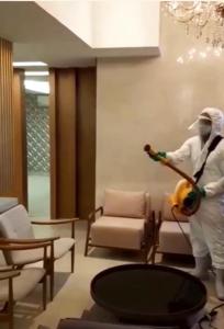 een man die gitaar speelt in een woonkamer bij Lis Hotel in Teresina