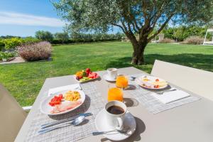 un tavolo con prodotti per la colazione e una tazza di caffè di Quinta Dos Perfumes a Tavira