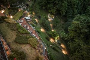 eine Luftansicht eines Parks in der Nacht mit Lichtern in der Unterkunft Hotel Resort & Spa Miramonti in Rota d'Imagna