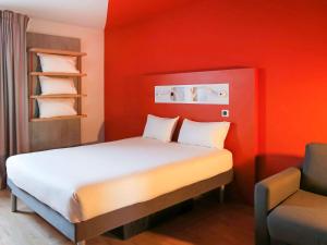 A bed or beds in a room at ibis budget Beauvais Aeroport