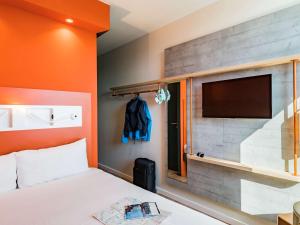 A bed or beds in a room at ibis budget Beauvais Aeroport