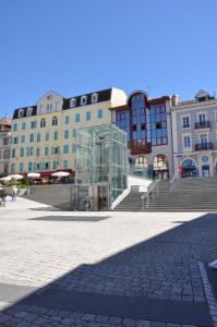 un edificio con un cubo de cristal delante de él en Mandana, en Évian-les-Bains