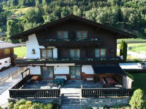 - une vue aérienne sur une maison dans les montagnes dans l'établissement Pension Alpentraum, à Zell am See