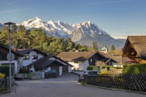 widok na góry z dzielnicy mieszkalnej z domami w obiekcie Ferienhaus Alpenjuwel w Garmisch Partenkirchen