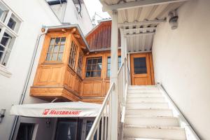 a stairway leading to a building with a wooden door at Ferienwohnung St. Pölten Rathausplatz in Sankt Pölten