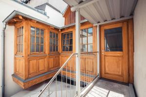 an entrance to a house with wooden doors at Ferienwohnung St. Pölten Rathausplatz in Sankt Pölten