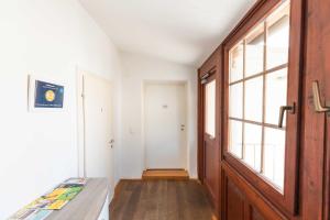 a hallway with a door and a window at Ferienwohnung St. Pölten Rathausplatz in Sankt Pölten