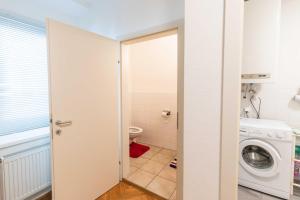 a bathroom with a washing machine and a washer at Ferienwohnung St. Pölten Rathausplatz in Sankt Pölten