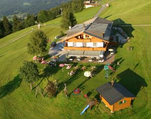 サンクト・ジョアン・イン・チロルにあるAlpengasthof Hirschbergの緑地の大家の上空