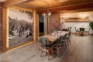 uma sala de jantar com mesa e cadeiras em Zara Chalet em Bran