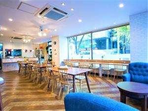 um restaurante com mesas e cadeiras e um bar em SHIN YOKOHAMA SK HOTEL - Non Smoking - Vacation STAY 86111 em Yokohama