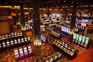 uma grande sala cheia de muitas garrafas de vinho em Bally's Twin River Lincoln Casino & Hotel em Lincoln