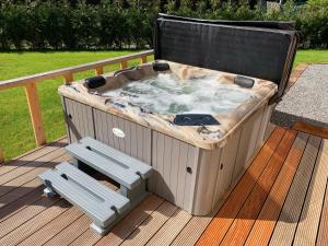 wanna z hydromasażem na tarasie z ławką w obiekcie Chalet Colorado - jacuzzi, playstation w mieście Durbuy