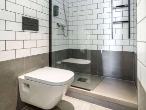 uma casa de banho com um WC e um chuveiro em ibis Porto Centro Mercado Bolhao no Porto