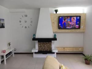 Una televisión o centro de entretenimiento en CHALET en Laredo cerca de la playa.