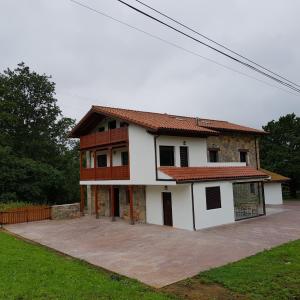 una casa con una gran entrada delante de ella en Posada las Albarcas, en La Cavada