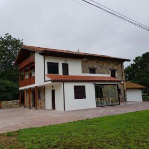 una casa con una gran entrada delante de ella en Posada las Albarcas, en La Cavada