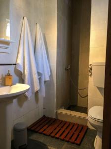 A bathroom at Carrapateira Lodge