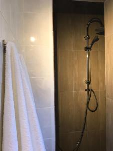 A bathroom at Carrapateira Lodge