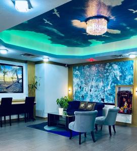 R Nite Star Inn and Suites -Home of the Cowboys & Rangers tesisinde bir oturma alanı