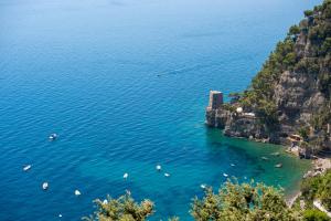 CASA CAPRILE POSITANO في بوسيتانو: اطلالة جوية على شاطئ فيه قوارب في الماء