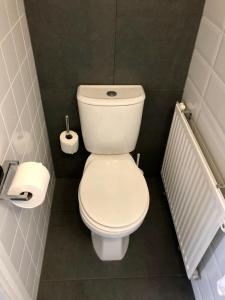 een badkamer met een toilet en twee rollen toiletpapier bij Hotel Grandcafe De Doelen in Franeker