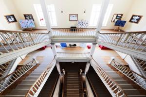 - une vue sur un escalier dans un bâtiment dans l'établissement Maloja Palace Suites CO2-Neutral, à Maloja