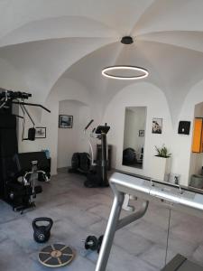 uma sala com um ginásio com equipamento de exercício em Hotel Maxplatz em Hof