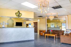 eine Lobby eines Krankenhauses mit Warteraum in der Unterkunft Rodeway Inn in Metairie